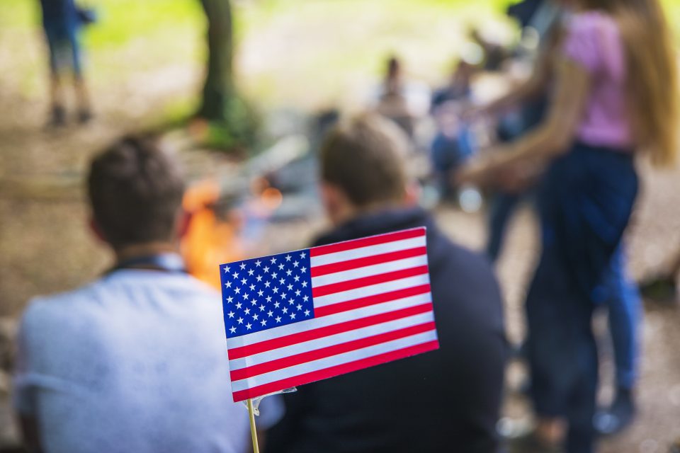 O adiamento das naturalizações nos centros de atendimento da região de Miami-Dade, Broward e Palm Beach aumenta o sentimento de insegurança entre comunidades de imigrantes (Foto: Freepik)