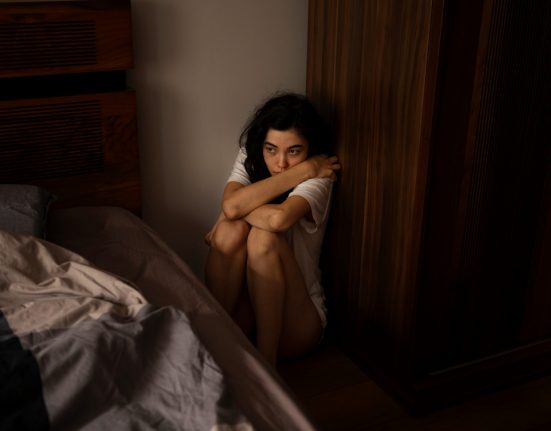 Especialistas reforçam a importância do fortalecimento de redes de apoio e de políticas públicas bilaterais que garantam proteção efetiva às vítimas (Foto: Freepik)