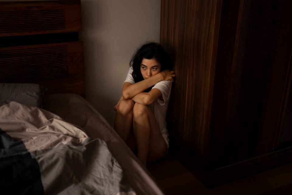 Especialistas reforçam a importância do fortalecimento de redes de apoio e de políticas públicas bilaterais que garantam proteção efetiva às vítimas (Foto: Freepik)