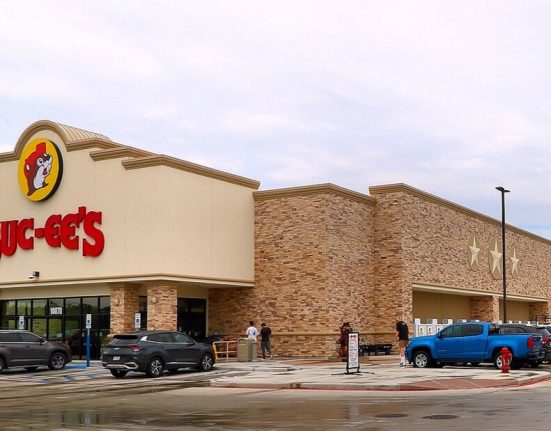 Atualmente, a maior unidade da Buc-ee’s em funcionamento está localizada em Luling, no Texas, com cerca de 75.593 pés quadrados e dezenas de bombas de combustível (Foto: Larry D. Moore/Wikimedia)