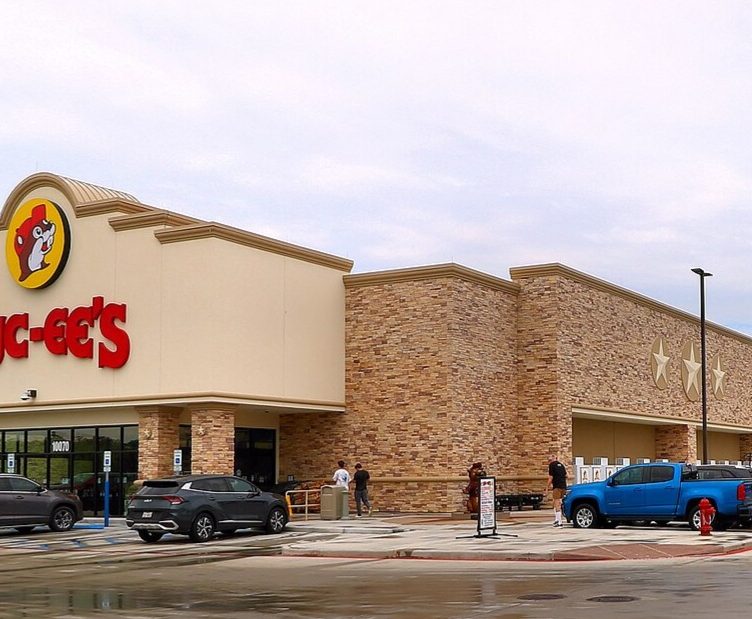 Atualmente, a maior unidade da Buc-ee’s em funcionamento está localizada em Luling, no Texas, com cerca de 75.593 pés quadrados e dezenas de bombas de combustível (Foto: Larry D. Moore/Wikimedia)