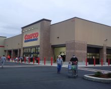 Ao combinar descontos em produtos, preços competitivos e recompensas financeiras, a empresa fortalece sua posição em um mercado cada vez mais competitivo (Foto: Jacob Blanck/Wikimedia)