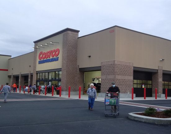 Ao combinar descontos em produtos, preços competitivos e recompensas financeiras, a empresa fortalece sua posição em um mercado cada vez mais competitivo (Foto: Jacob Blanck/Wikimedia)