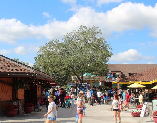 As atividades em Disney Springs não chegaram a ser suspensas, e o fluxo de visitantes seguiu normalmente nas demais áreas do complexo (Foto: Theme Park Tourist/Wikimedia)