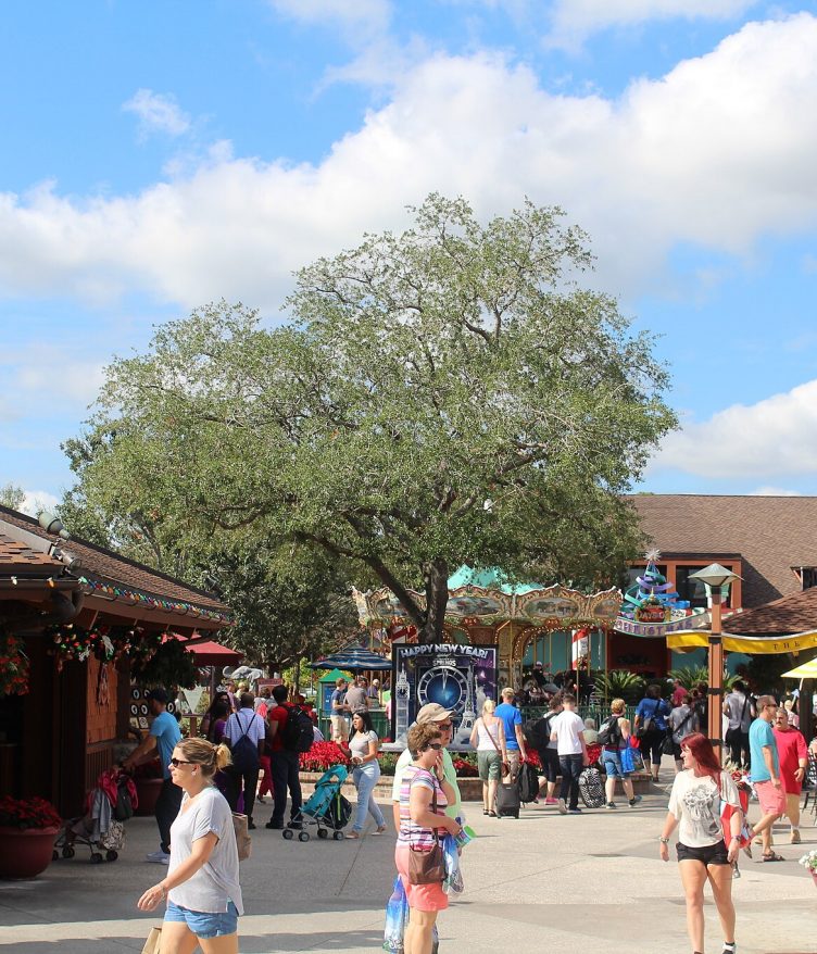 As atividades em Disney Springs não chegaram a ser suspensas, e o fluxo de visitantes seguiu normalmente nas demais áreas do complexo (Foto: Theme Park Tourist/Wikimedia)
