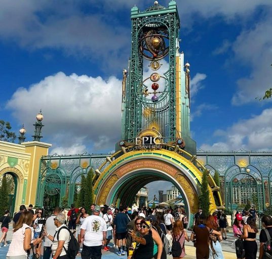 O parque informou que não comenta casos específicos, mas ressaltou que mantém políticas de inclusão e protocolos de segurança voltados à proteção de visitantes e funcionários (Foto: Reprodução Redes sociais)