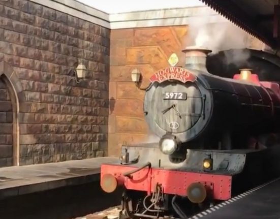 O Expresso de Hogwarts é um dos maiores símbolos da integração entre narrativa, transporte e entretenimento nos parques temáticos modernos (Foto: Reprodução redes sociais)