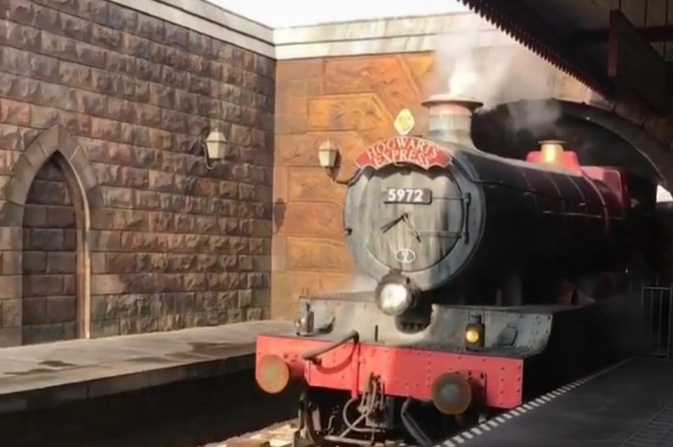 O Expresso de Hogwarts é um dos maiores símbolos da integração entre narrativa, transporte e entretenimento nos parques temáticos modernos (Foto: Reprodução redes sociais)
