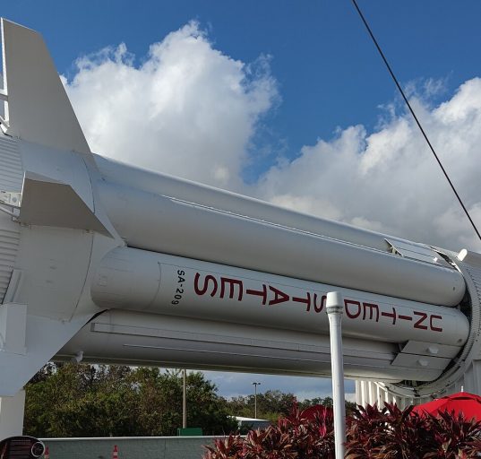 O complexo informa que poderá haver restrições em datas de grande demanda, como lançamentos de foguetes e eventos especiais (Foto: Elbert Hampto Wikimedia)