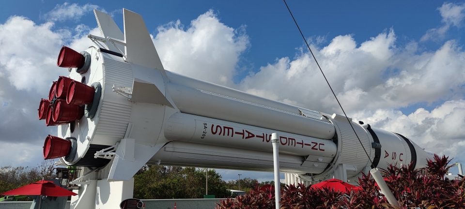 O complexo informa que poderá haver restrições em datas de grande demanda, como lançamentos de foguetes e eventos especiais (Foto: Elbert Hampto Wikimedia)