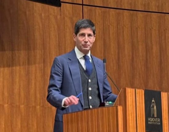 Kevin Warsh construiu sua reputação atuando fortemente nos bastidores da política monetária durante um dos momentos mais turbulentos da história recente do sistema financeiro (Foto: Reprodução Youtube)