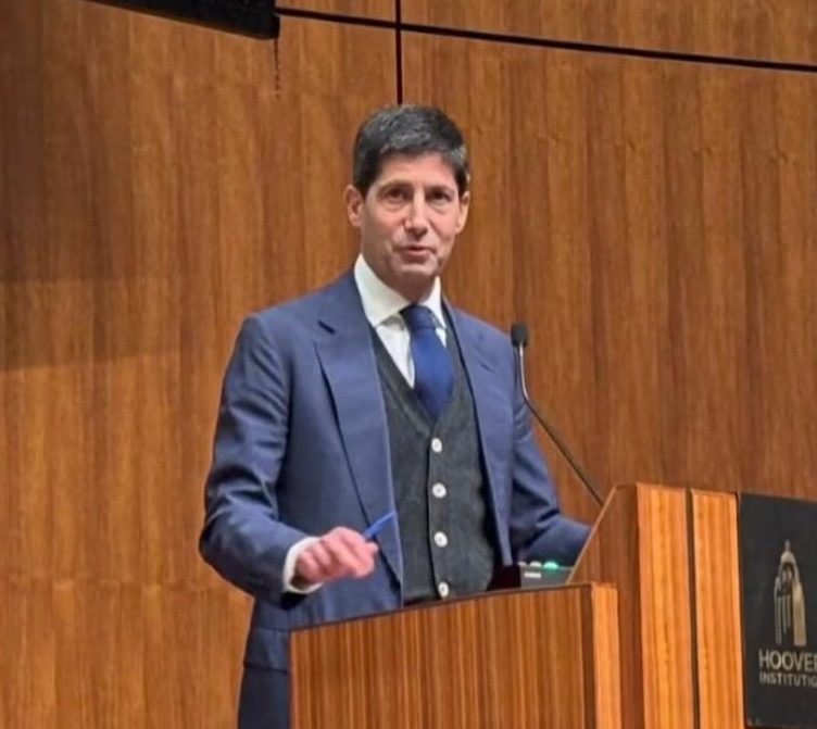 Kevin Warsh construiu sua reputação atuando fortemente nos bastidores da política monetária durante um dos momentos mais turbulentos da história recente do sistema financeiro (Foto: Reprodução Youtube)