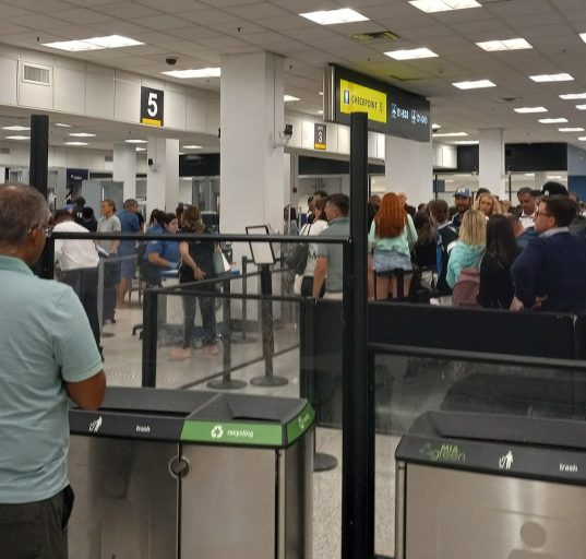 O Aeroporto Internacional de Miami é um dos principais hubs aéreos do país, especialmente para voos com destino à América Latina e ao Caribe (FunctioningMemberOfSociety/Wikimedia)