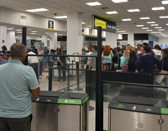 O Aeroporto Internacional de Miami é um dos principais hubs aéreos do país, especialmente para voos com destino à América Latina e ao Caribe (FunctioningMemberOfSociety/Wikimedia)