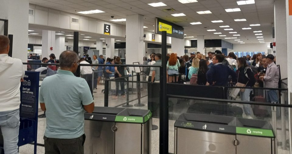 O Aeroporto Internacional de Miami é um dos principais hubs aéreos do país, especialmente para voos com destino à América Latina e ao Caribe (FunctioningMemberOfSociety/Wikimedia)