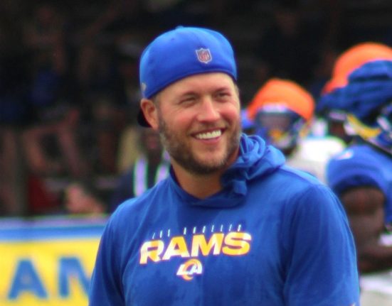 O Los Angeles Rams, do quarterback Matthew Stafford, abre os playoffs da NFL neste sábado contra o Carolina Panthers (Foto: Wikimedia)