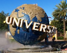 Os parques temáticos tradicionais da Disney e da Universal seguem operando normalmente (Foto: Studio Sarah/Wikimedia)