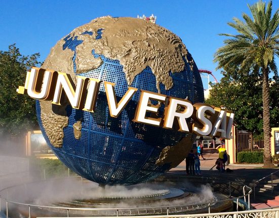 Os parques temáticos tradicionais da Disney e da Universal seguem operando normalmente (Foto: Studio Sarah/Wikimedia)