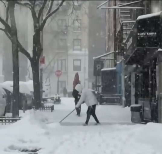 Especialistas destacam que o fenômeno pode provocar condições climáticas severas em áreas densamente povoadas, com fortes rajadas de vento e queda acentuada de temperatura (Foto: Reprodução Youtube)