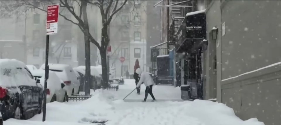 Especialistas destacam que o fenômeno pode provocar condições climáticas severas em áreas densamente povoadas, com fortes rajadas de vento e queda acentuada de temperatura (Foto: Reprodução Youtube)