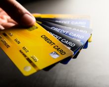 De acordo com dados do Bankrate, os juros médios dos cartões de crédito no país ultrapassam 20% ao ano, chegando a mais de 30% em alguns casos (Foto: Freepik)