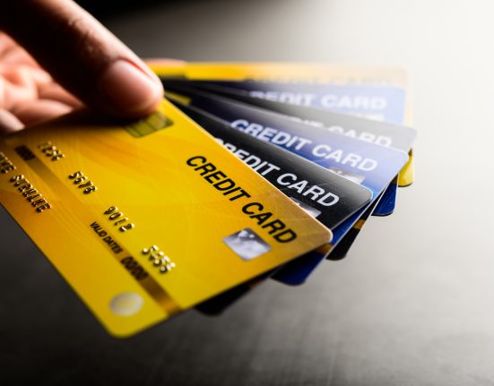 De acordo com dados do Bankrate, os juros médios dos cartões de crédito no país ultrapassam 20% ao ano, chegando a mais de 30% em alguns casos (Foto: Freepik)