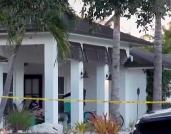 A polícia informou que os ferimentos apresentados pela mãe eram auto infligidos e não fatais. O pai da criança não estava na residência no momento do ocorrido e não é considerado suspeito (Foto: Reprodução redes sociais)