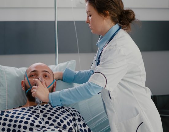 Muitos pacientes desenvolvem complicações respiratórias secundárias, exigindo internações prolongadas e cuidados intensivos (Foto: Freepik)