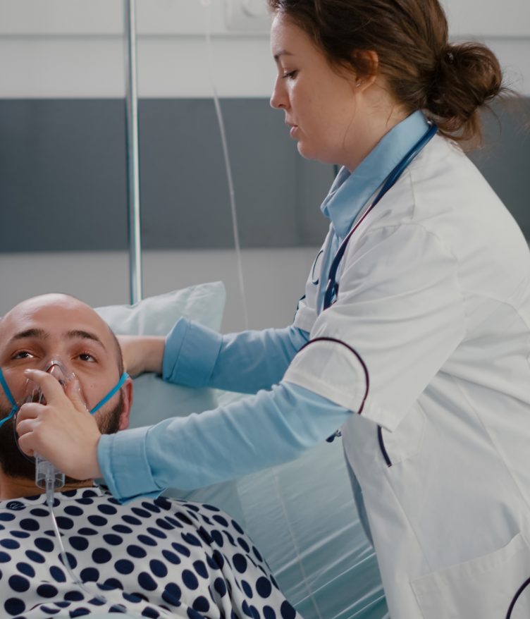 Muitos pacientes desenvolvem complicações respiratórias secundárias, exigindo internações prolongadas e cuidados intensivos (Foto: Freepik)