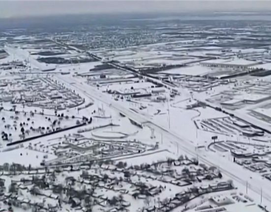 Até o momento a tempestade causou a morte de 14 pessoas. Escolas e repartições públicas foram fechadas, e hospitais passaram a operar em regime de contingência em algumas regiões (Reprodução TV)