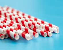 Diversos municípios, como Miami Beach e Orlando, adotam normas próprias que proíbem canudos plásticos e incentivam o uso de opções consideradas mais sustentáveis, como os de papel (Foto: Freepik)