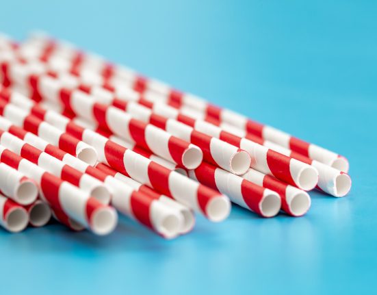 Diversos municípios, como Miami Beach e Orlando, adotam normas próprias que proíbem canudos plásticos e incentivam o uso de opções consideradas mais sustentáveis, como os de papel (Foto: Freepik)