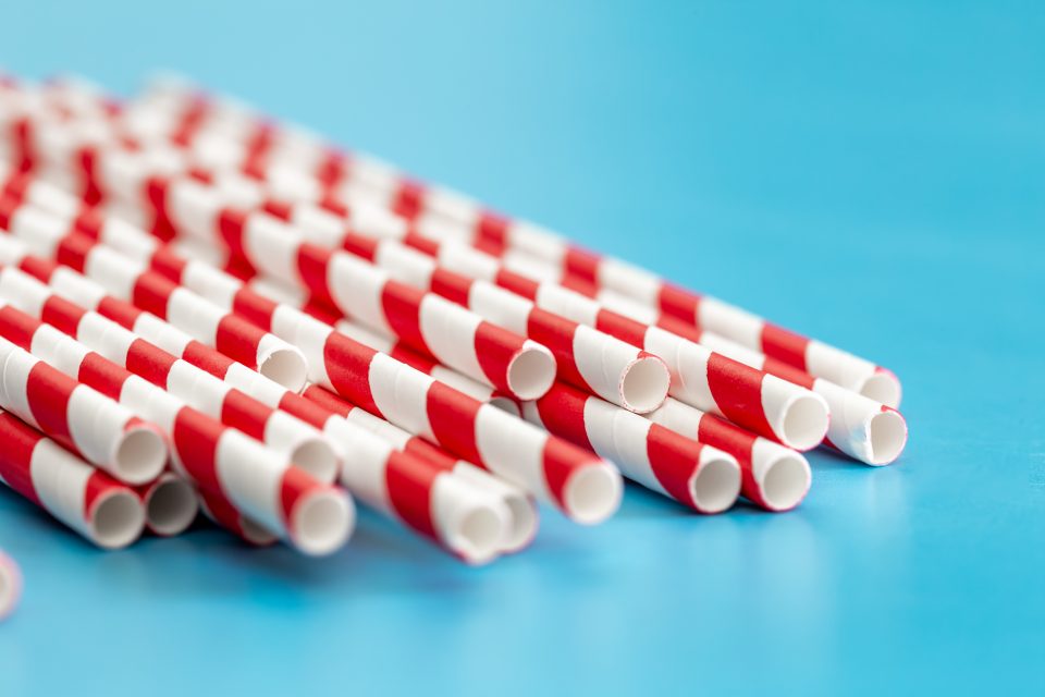 Diversos municípios, como Miami Beach e Orlando, adotam normas próprias que proíbem canudos plásticos e incentivam o uso de opções consideradas mais sustentáveis, como os de papel (Foto: Freepik)