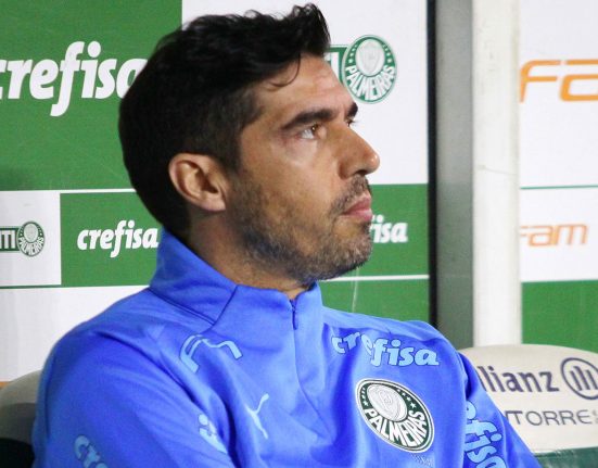 Legenda: Abel Ferreira, técnico do Palmeiras, foi mais uma vez expulso por reclamação, apesar da vitória de seu time e da liderança no Brasileirão (Foto: Wikimedia)
