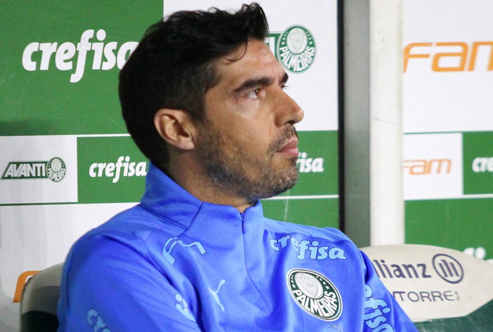 Legenda: Abel Ferreira, técnico do Palmeiras, foi mais uma vez expulso por reclamação, apesar da vitória de seu time e da liderança no Brasileirão (Foto: Wikimedia)