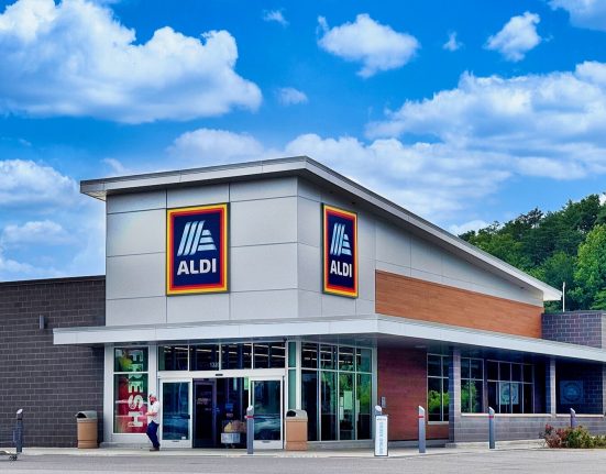 O produto deve ser descartado ou devolvido à loja, onde o cliente poderá solicitar reembolso (Foto: Harrison Keely/Wikimedia)