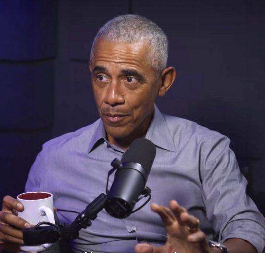 A postura de Obama descarta teorias conspiratórias sobre instalações secretas (Foto: Reprodução redes sociais)