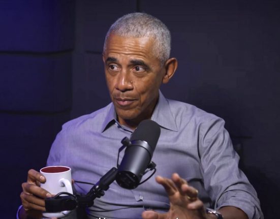 A postura de Obama descarta teorias conspiratórias sobre instalações secretas (Foto: Reprodução redes sociais)