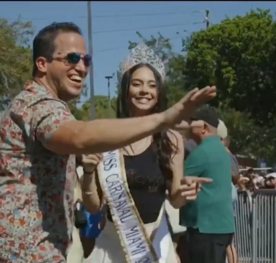 O tema escolhido cria um senso de pertencimento por meio da música, da gastronomia e da convivência social (Foto: Reprodução Youtube)