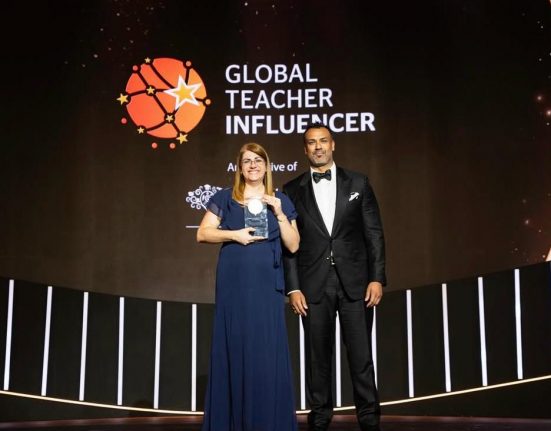 Em 2019, Débora também foi a primeira mulher brasileira e da América do Sul a ser finalista do Global Teacher Prize, conhecido como o “Nobel da Educação”, promovido pela mesma fundação internacional (Foto: Reprodução redes sociais)