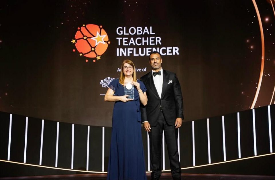 Em 2019, Débora também foi a primeira mulher brasileira e da América do Sul a ser finalista do Global Teacher Prize, conhecido como o “Nobel da Educação”, promovido pela mesma fundação internacional (Foto: Reprodução redes sociais)