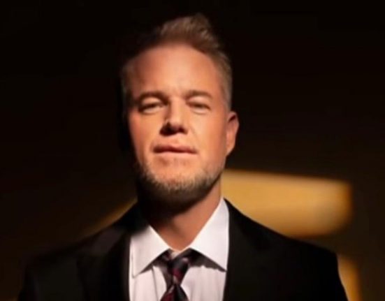 Segundo informações divulgadas pela família, o ator passou seus últimos dias ao lado da esposa, a atriz Rebecca Gayheart, e das duas filhas do casal (Foto: Reprodução Youtube)