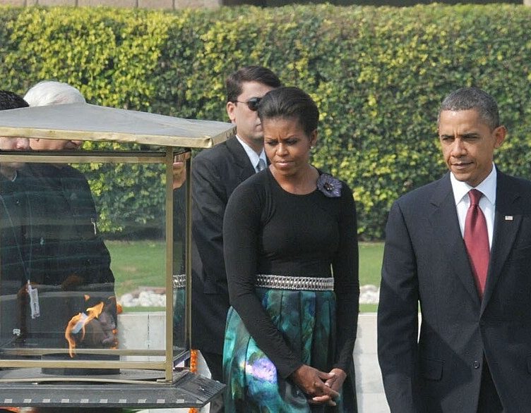 A publicação foi classificada por críticos como racista, ofensiva e desumanizante