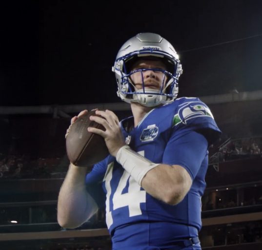 O Seattle Seahawks, do quarterback Sam Darnold, é ligeiramente favorito na disputa contra o New England Patriots (Foto: Wikimedia)