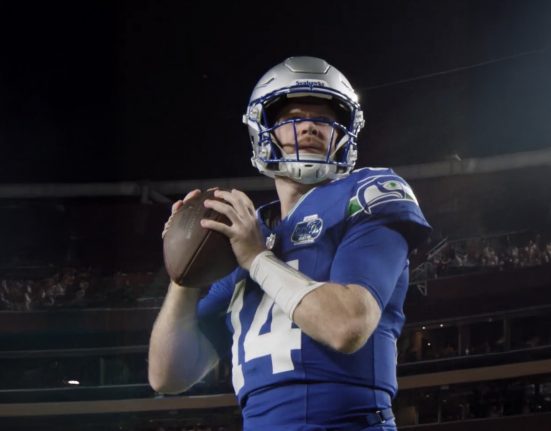 O Seattle Seahawks, do quarterback Sam Darnold, é ligeiramente favorito na disputa contra o New England Patriots (Foto: Wikimedia)