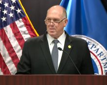 Tom Homan, “czar da fronteira” nomeado pela Casa Branca, em coletiva de imprensa em Minneapolis (Foto: Youtube)