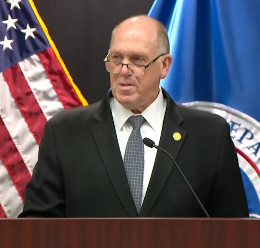Tom Homan, “czar da fronteira” nomeado pela Casa Branca, em coletiva de imprensa em Minneapolis (Foto: Youtube)