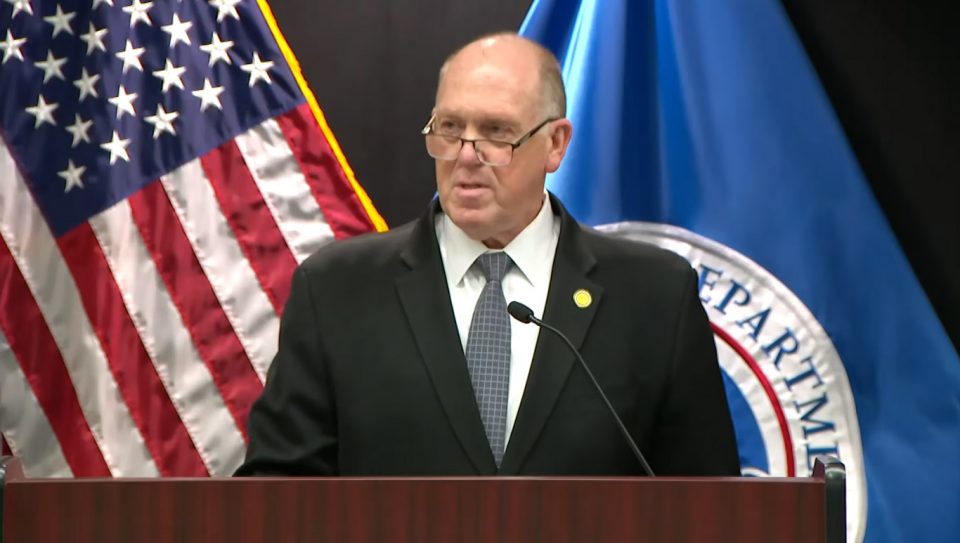 Tom Homan, “czar da fronteira” nomeado pela Casa Branca, em coletiva de imprensa em Minneapolis (Foto: Youtube)