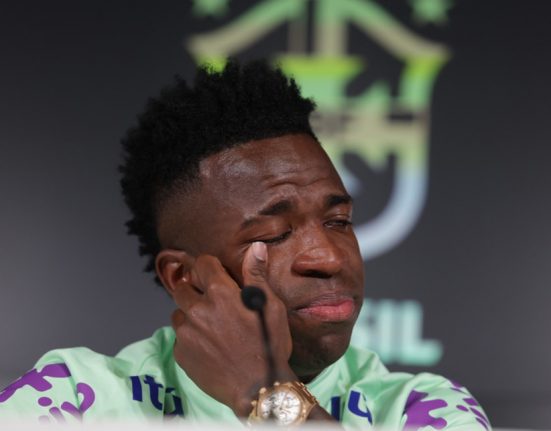 Vini Jr. se emociona ao falar sobre os casos de racismo na Europa, em recente entrevista coletiva pela Seleção Brasileira (Foto: Rafael Ribeiro/CBF)