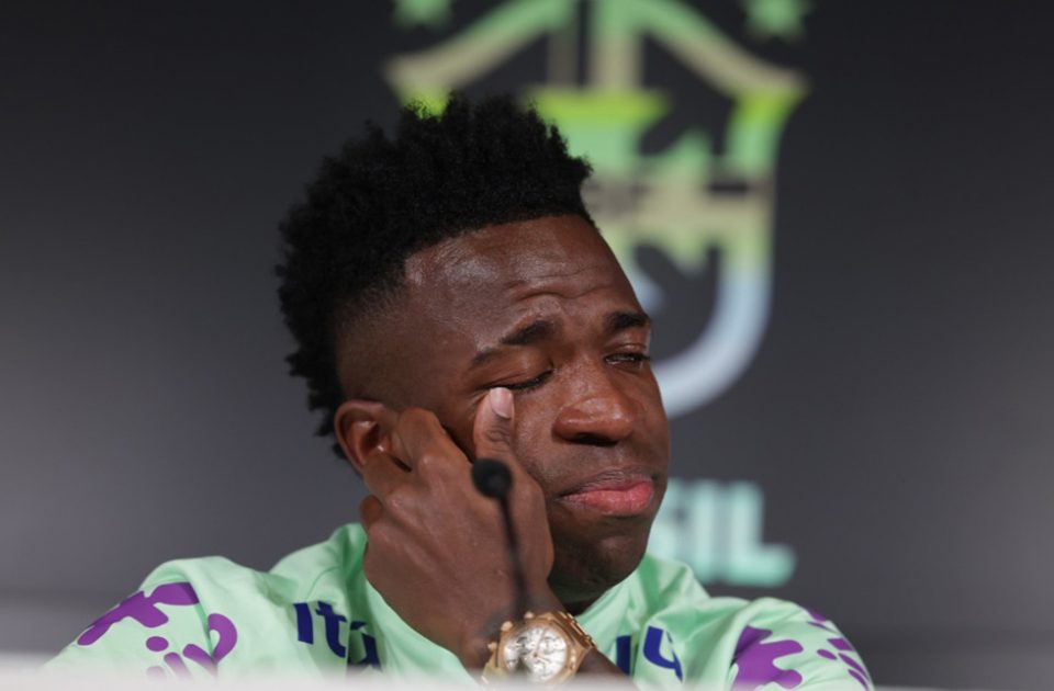 Vini Jr. se emociona ao falar sobre os casos de racismo na Europa, em recente entrevista coletiva pela Seleção Brasileira (Foto: Rafael Ribeiro/CBF)